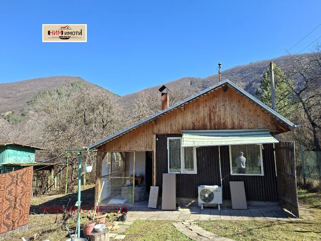 Продава ВИЛА, с. Владо Тричков, област София област