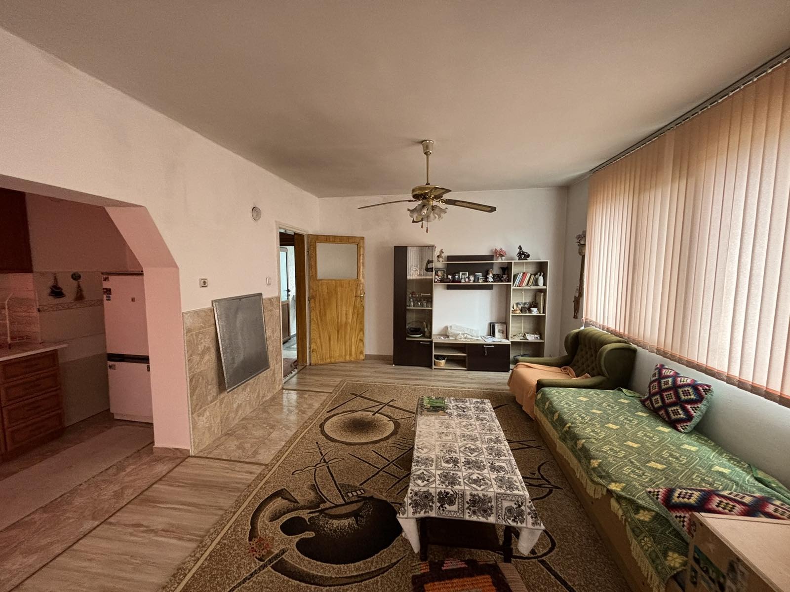 Продава ЕТАЖ ОТ КЪЩА, гр. Карлово, област Пловдив, снимка 2 - Етаж от къща - 54136503