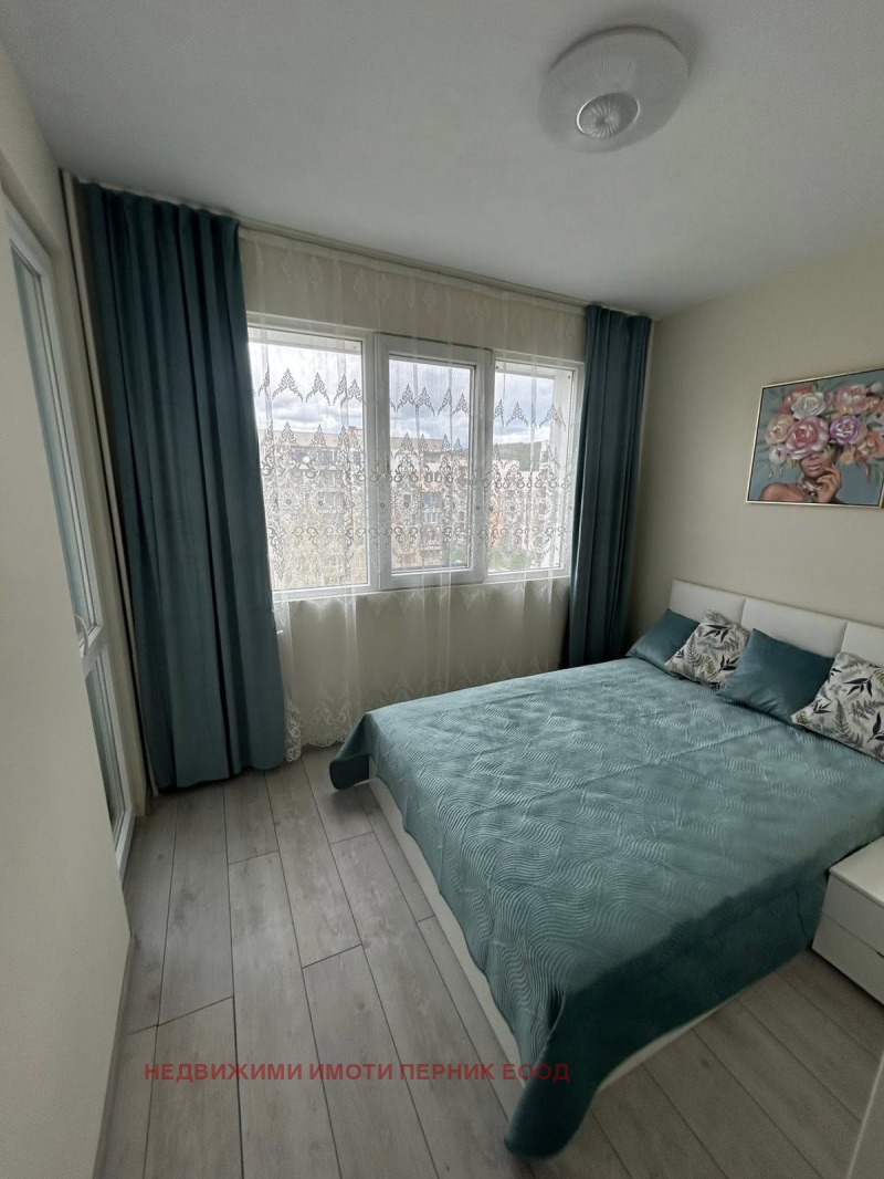 Продава  3-стаен град Перник , Изток , 72 кв.м | 35393564