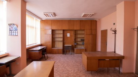 Продажба на офиси в град Сливен - изображение 1 