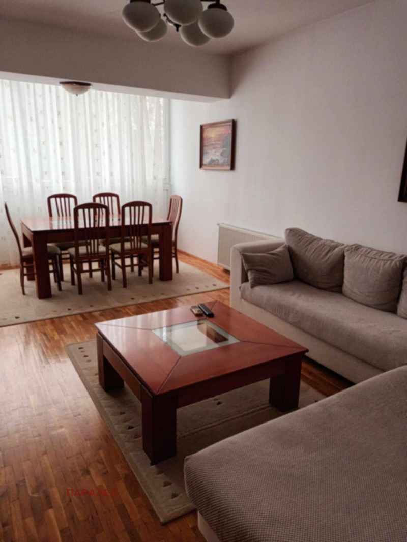 Продава 4-СТАЕН в град Добрич, Кралска зона - 100 кв.м / 144 990 € » 283 575.79 лв., ПАРАЛЕЛ
