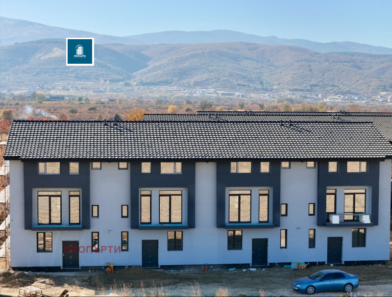 Продава КЪЩА, област Пловдив, с. Марково • 264000 € / 516339.12 лв. • 93448492 1