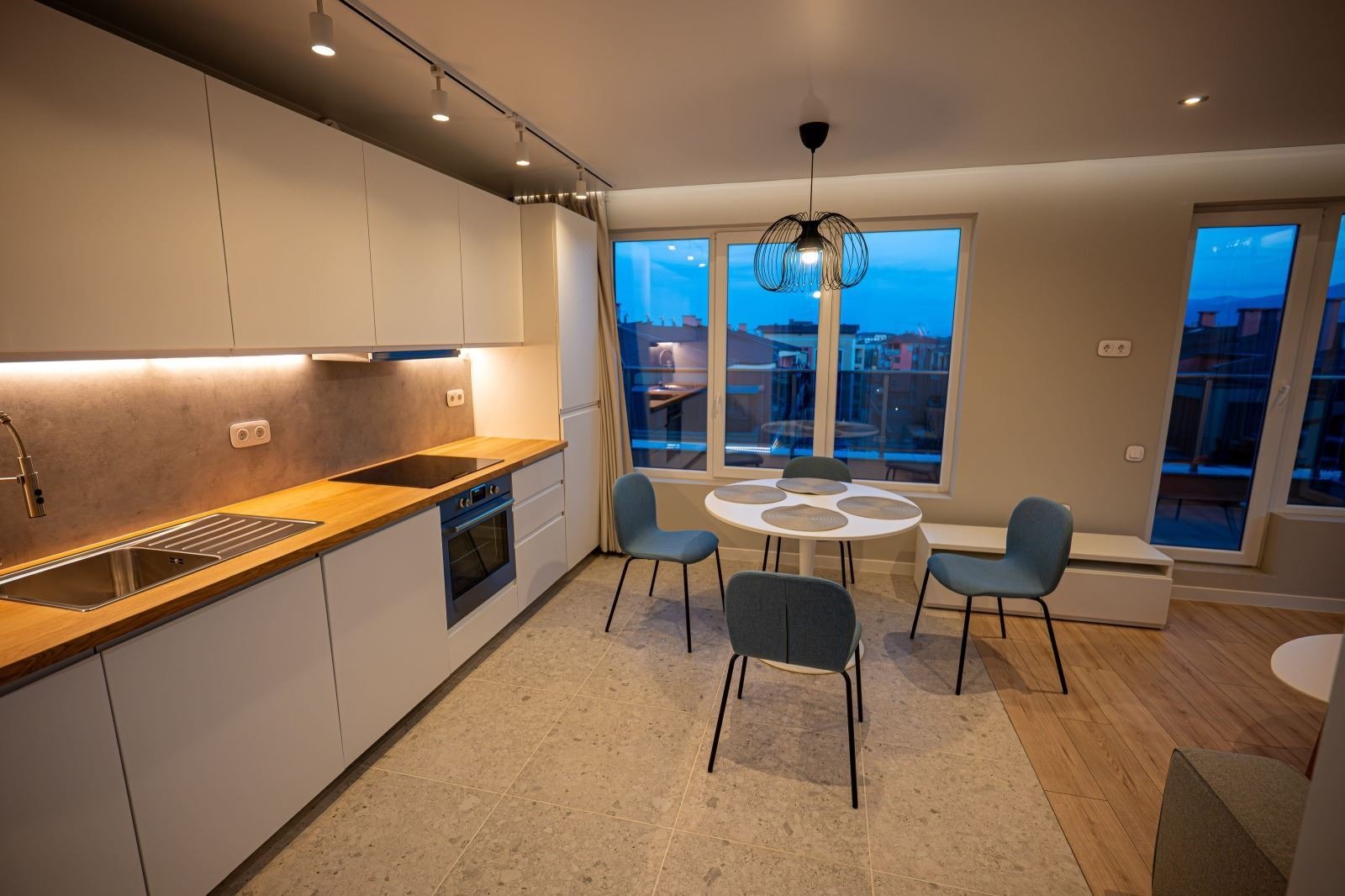 Продава 3-СТАЕН, гр. Пловдив, Остромила, снимка 3 - Апартаменти - 54054127