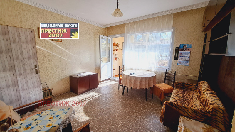 Продава ЕТАЖ ОТ КЪЩА, гр. Шумен, Център, снимка 4 - Етаж от къща - 52455286