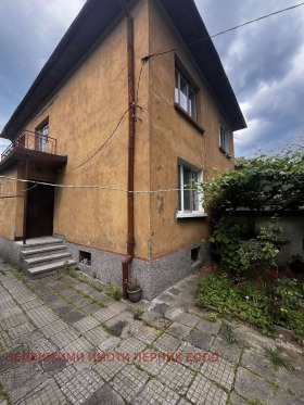 Huis Iztok, Pernik