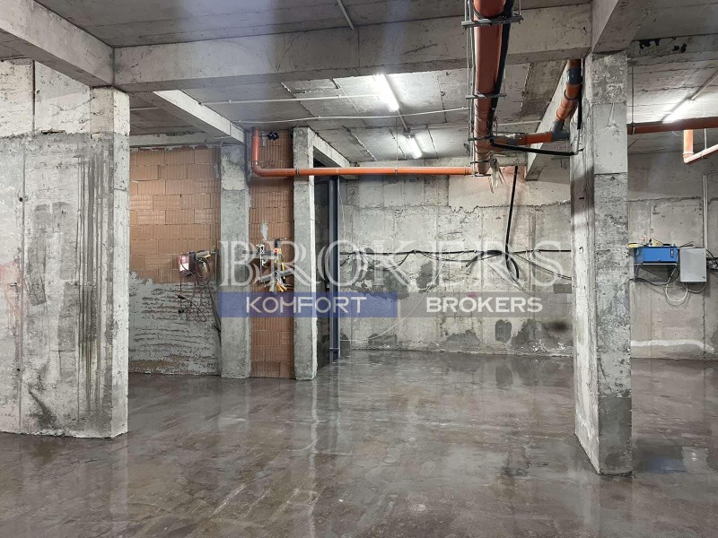 Продава ПАРКОМЯСТО в град Варна, Левски 1 - 12 кв.м / 18 000 € » 35 204.94 лв., КОМФОРТ И ФОРОС БРОКЪРС