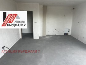 1 chambre Vazrojdentsi, Kardjali 8