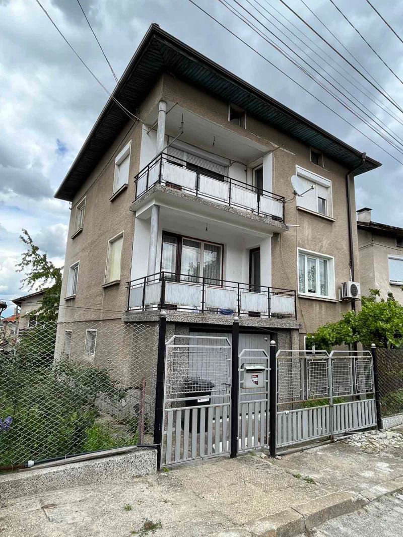 Продава КЪЩА в град Перник, Център - 255 кв.м / 227 000 € » 443 973.41 лв., СПЕКТЪР