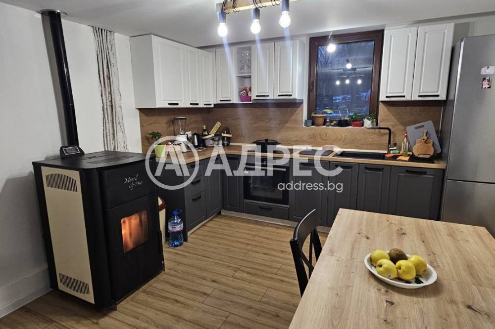 Продава КЪЩА, с. Вакарел, област София област