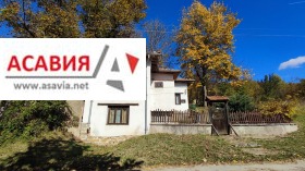 Продажба на имоти в с. Сопот, област Ловеч - изображение 2 