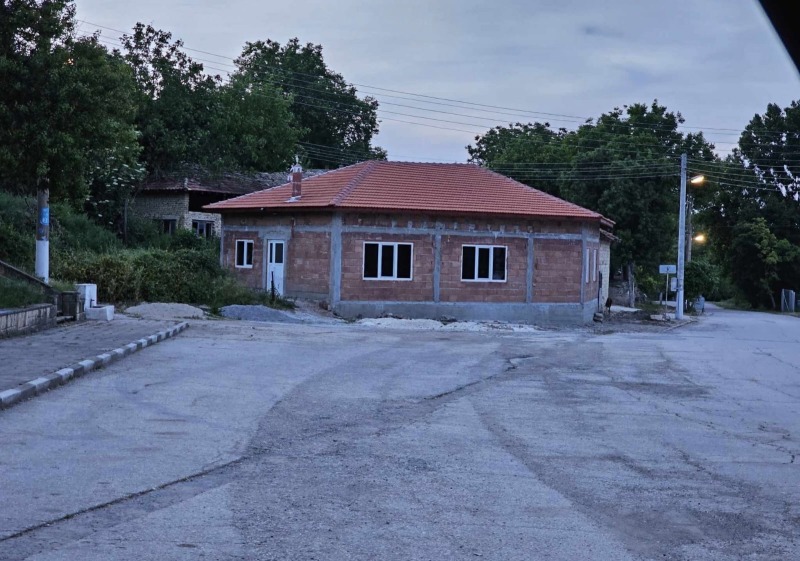 Продава КЪЩА в област Шумен, с. Градище - 200 кв.м / 135 000 € » 264 037.05 лв., АДРЕС НЕДВИЖИМИ ИМОТИ - КАНТОРА ШУМЕН