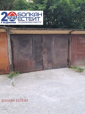 Garage Buzludzja, Veliko Tarnovo