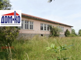 Продажба на имоти в с. Левски, област Пазарджик - изображение 1 