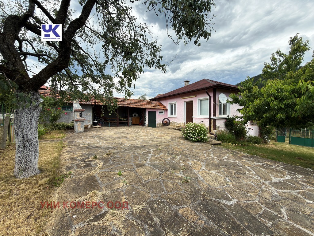 Продава КЪЩА, с. Банище, област Перник