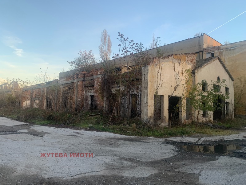Продава ПРОМ. ПОМЕЩЕНИЕ в област Пловдив, с. Ведраре - 3547 кв.м / 75 000 € » 146 687.25 лв., ЖУТЕВА ИМОТИ