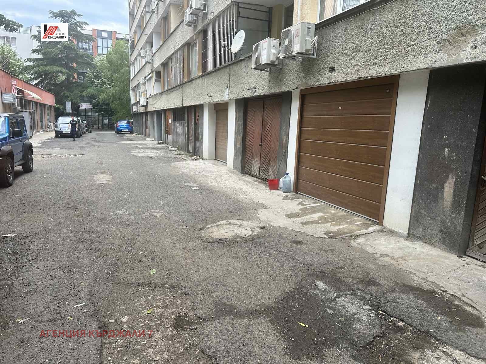 Дава под наем ГАРАЖ, ПАРКОМЯСТО, гр. Кърджали, Център, снимка 2 - Гаражи и паркоместа - 50493386