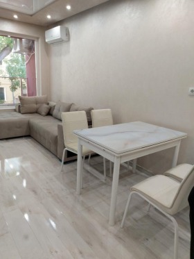 1 quarto Kiutchuk Parij, Plovdiv