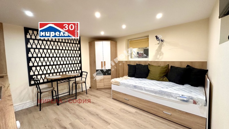 Дава под нем  1-стаен, град София, Център •  430 EUR • ID 93763472 — holmes.bg - [1] 
