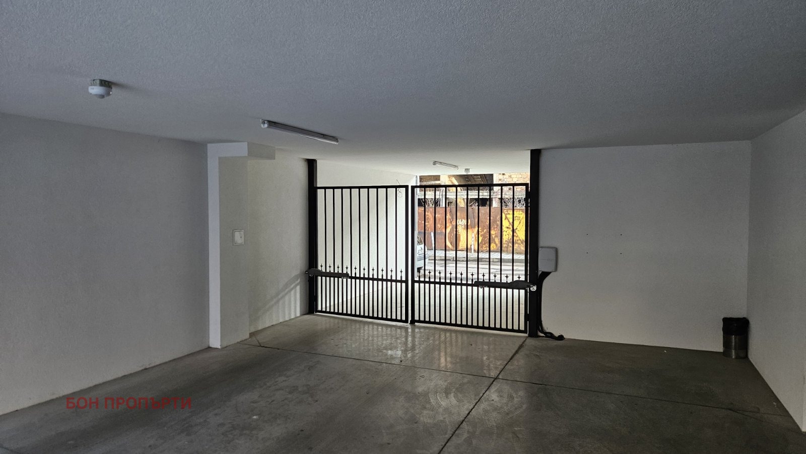 Дава под наем ГАРАЖ, ПАРКОМЯСТО, гр. София, Център, снимка 4 - Гаражи и паркоместа - 53734129