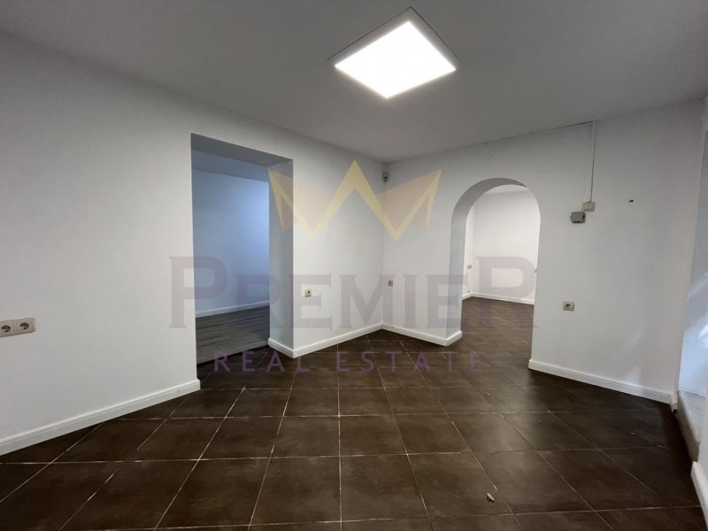 Дава под Наем МАГАЗИН в град Варна, Централна поща - 60 кв.м / 500 € » 977.92 лв., ИМОТИ ПРЕМИЕР- ВАРНА
