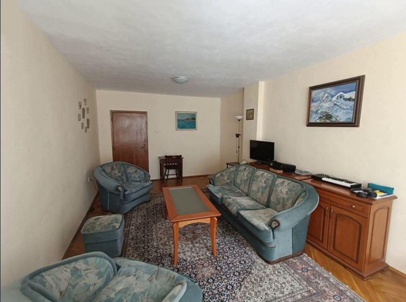 Дава под нем  2-стаен, град София, Център •  549 EUR • ID 90653813 — holmes.bg - [1] 