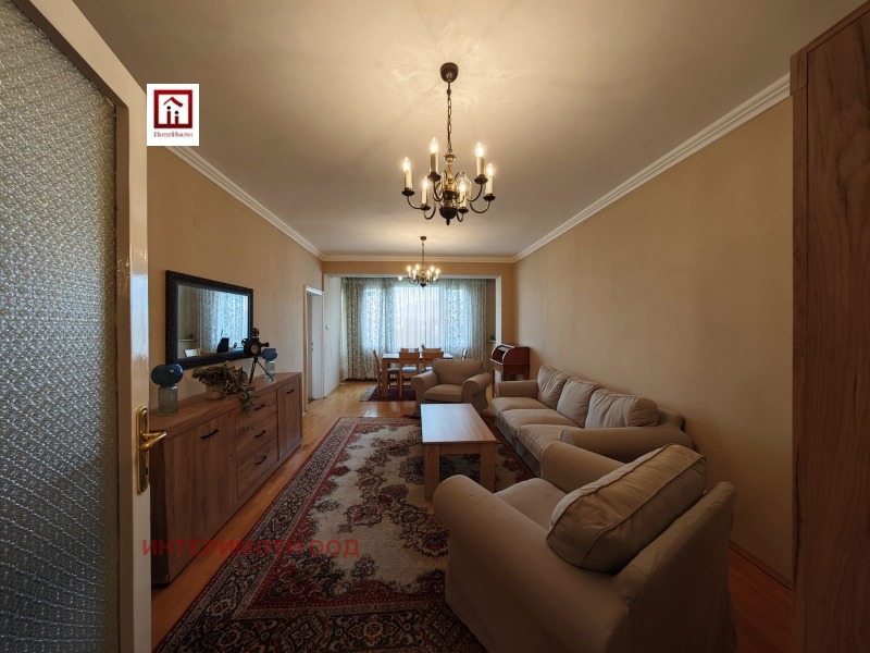 Дава под нем  3-стаен, град София, Център •  850 EUR • ID 92985184 — holmes.bg - [1] 