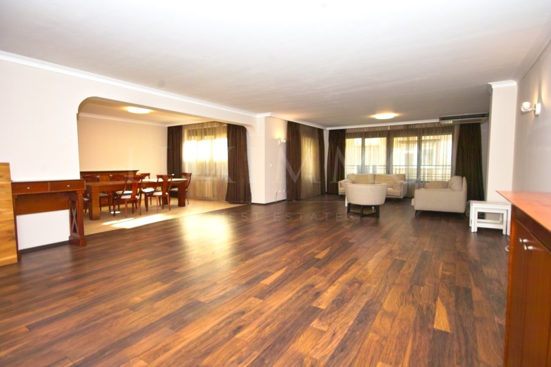 Kiadó  3 hálószobás Sofia , Centar , 220 négyzetméter | 46463152
