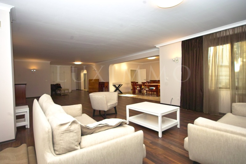 Kiadó  3 hálószobás Sofia , Centar , 220 négyzetméter | 46463152 - kép [2]