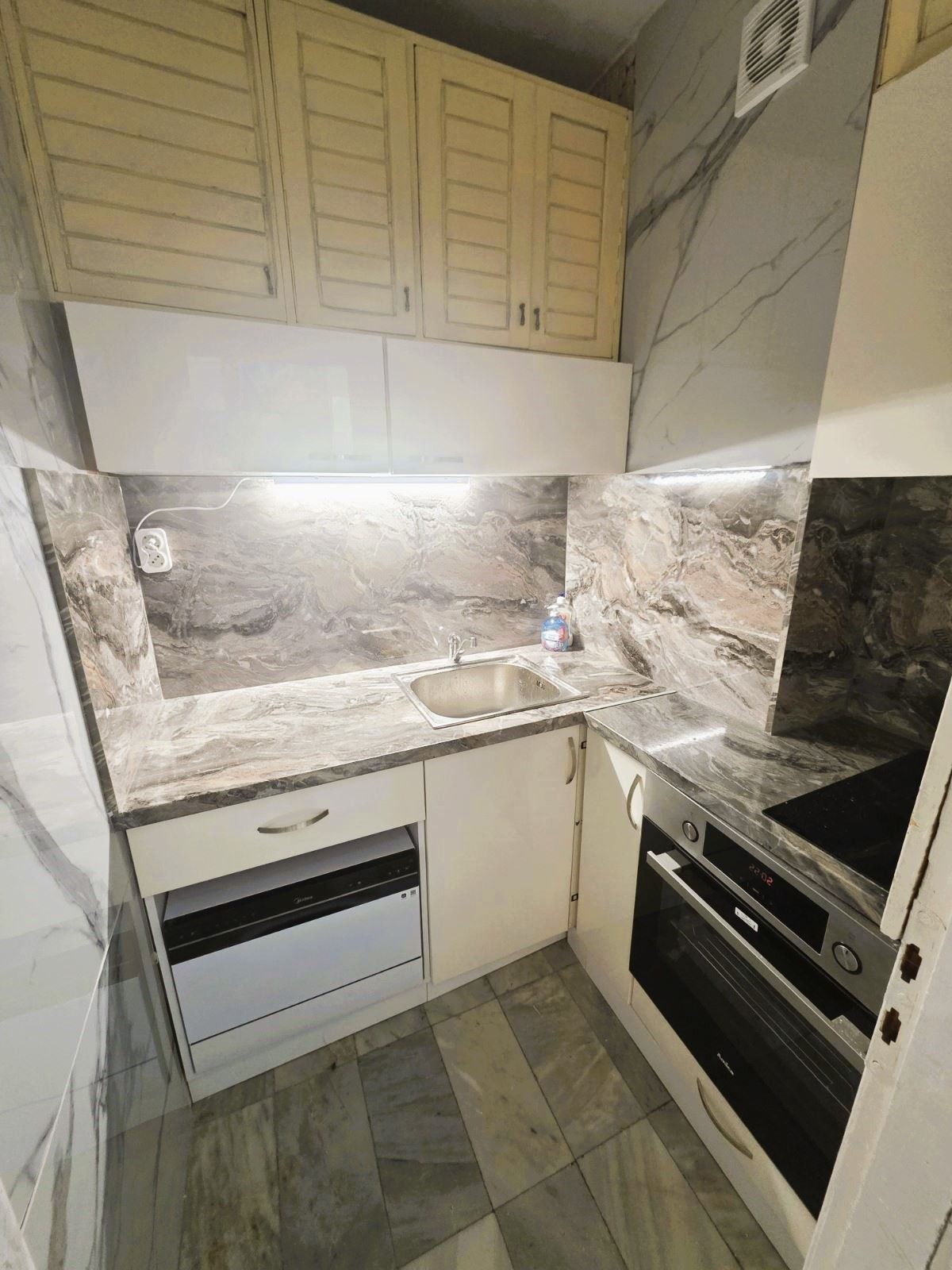 Дава под наем 4-СТАЕН, гр. София, Света Троица, снимка 12 - Апартаменти - 53811519