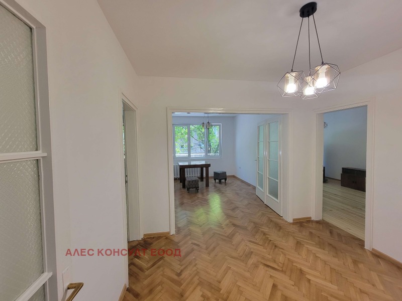 Дава под нем  3-стаен, град София, Център •  850 EUR • ID 32057103 — holmes.bg - [1] 