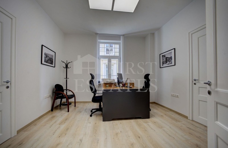 Дава под Наем ОФИС в град София, Център - 90 кв.м / 1 564 € » 3 058.92 лв., КЕЛЪР УИЛЯМС ЦЕНТЪР
