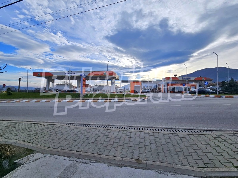 Дава под наем бизнес имот, с. костенец, област софия област