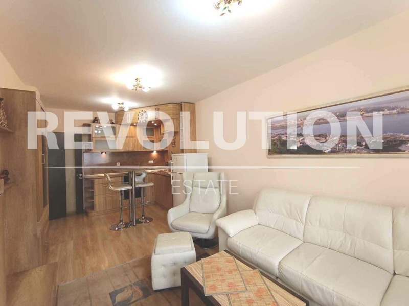 Дава под нем  2-стаен, град Варна, Център •  550 EUR • ID 31710378 — holmes.bg - [1] 
