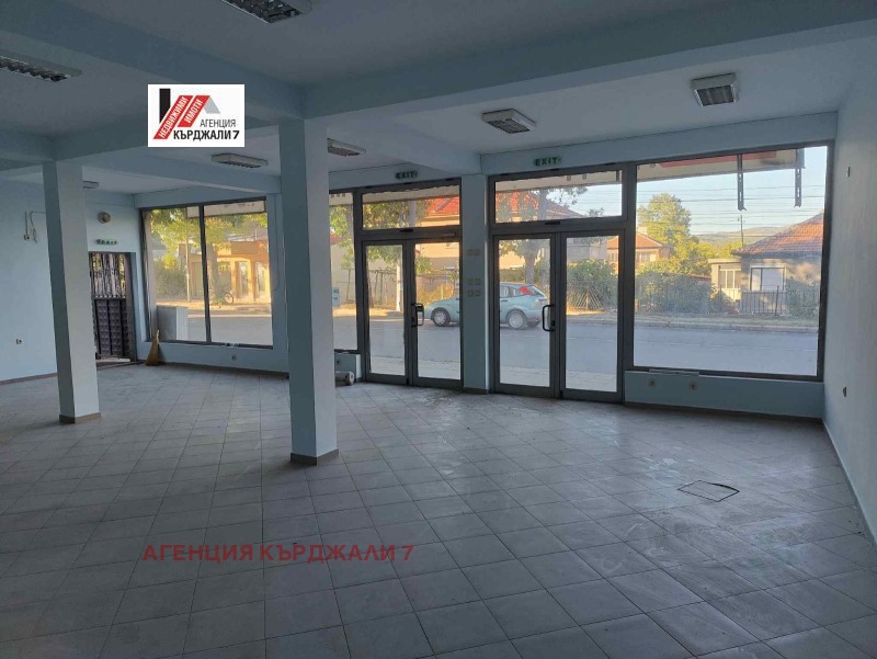 Дава под Наем МАГАЗИН в град Кърджали, Веселчане - 110 кв.м / 615 € » 1 202.84 лв., АГЕНЦИЯ КЪРДЖАЛИ 7