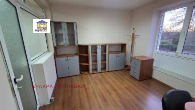Дава под наем ОФИС, гр. Радомир, област Перник, снимка 2 - Офиси - 53165738