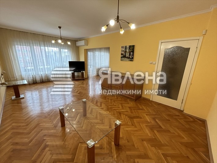 Издаје се  2 спаваће собе Софија , Центар , 120 м2 | 30367823