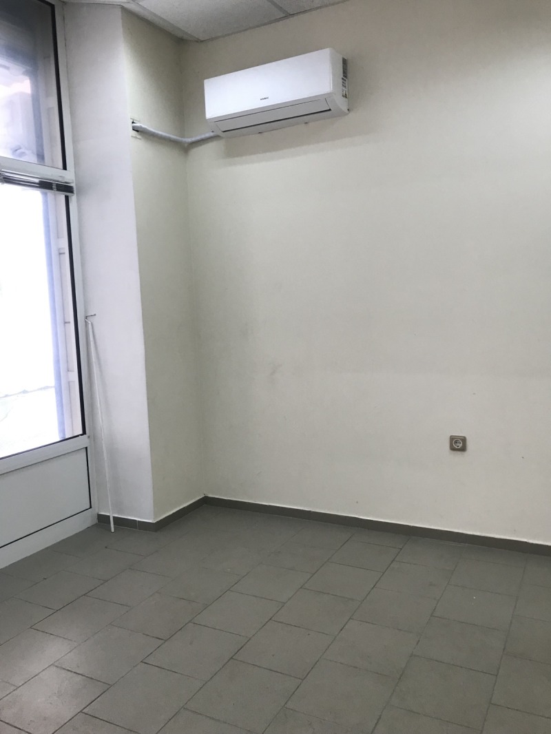 Дава под Наем ФРИЗЬОРСКИ/КОЗМЕТИЧЕН САЛОН в град Русе, Център - 16 кв.м / 175 € » 342.27 лв., Гарвалов