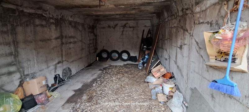 Дава под наем ГАРАЖ, ПАРКОМЯСТО, гр. Перник, Рено, снимка 2 - Гаражи и паркоместа - 53355267