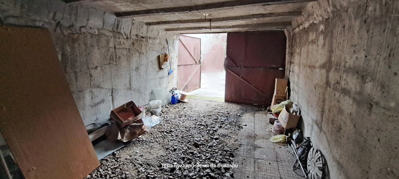 Дава под наем ГАРАЖ, ПАРКОМЯСТО, гр. Перник, Рено, снимка 3 - Гаражи и паркоместа - 53355267
