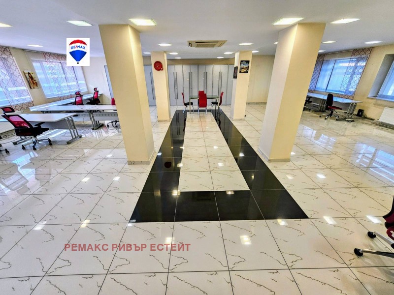 Дава под Наем ОФИС в град Русе, Чародейка - Север - 329 кв.м / 2 300 € » 4 498.41 лв., РЕМАКС РИВЪР ЕСТЕЙТ