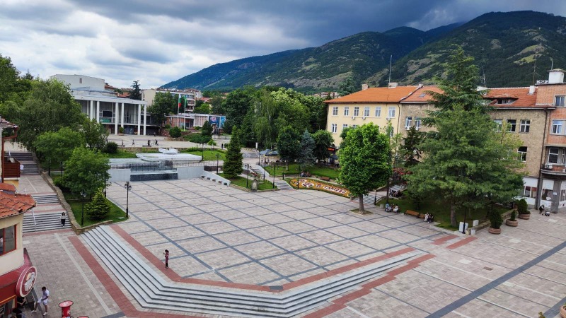 Дава под Наем ОФИС в област Пловдив, гр. Карлово - 120 кв.м / 613.55 € » 1 200 лв., АДРЕС КАРЛОВО