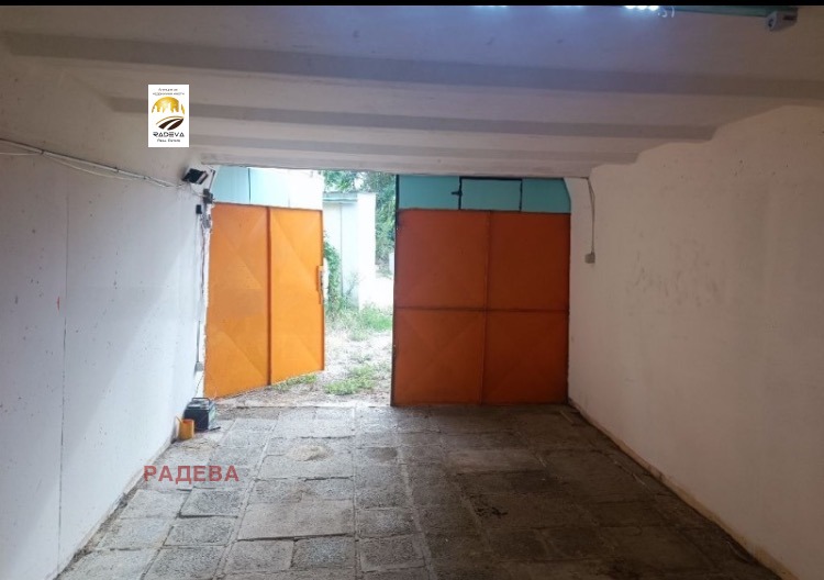 Дава под наем ГАРАЖ, ПАРКОМЯСТО, гр. Русе, Център, снимка 2 - Гаражи и паркоместа - 53425140