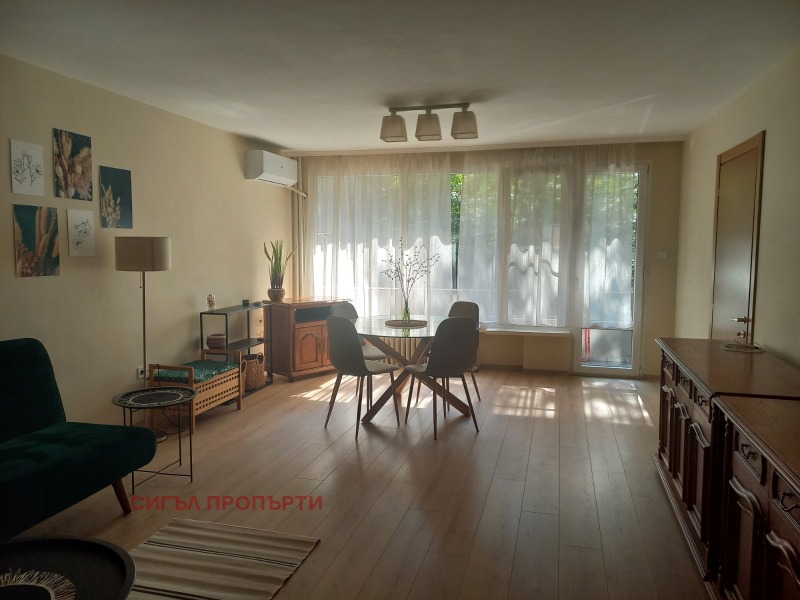 Zu vermieten  1 Schlafzimmer Sofia , Zentar , 86 qm | 82778711