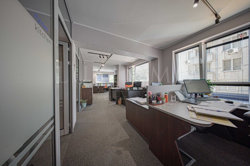 Te huur  Kantoor Sofia , Zona B-19 , 102 m² | 88615305 - afbeelding [2]