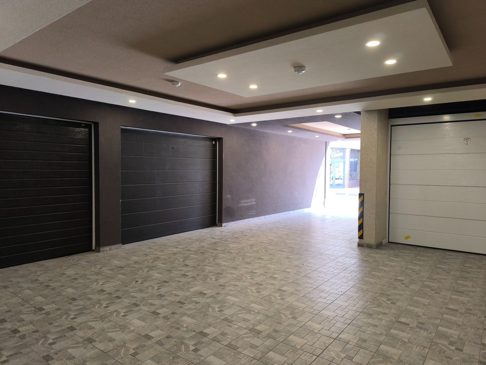 Дава под наем ГАРАЖ, ПАРКОМЯСТО, гр. София, Център, снимка 4 - Гаражи и паркоместа - 54203349