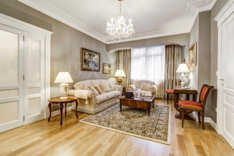 Дава под Наем 3-СТАЕН в град София, Център - 160 кв.м / 2 100 € » 4 107.24 лв., ЛУКСИММО