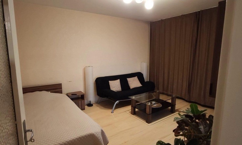 Дава под наем 1-СТАЕН, гр. София, Толстой