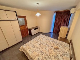 1 quarto Lazur, Burgas 12