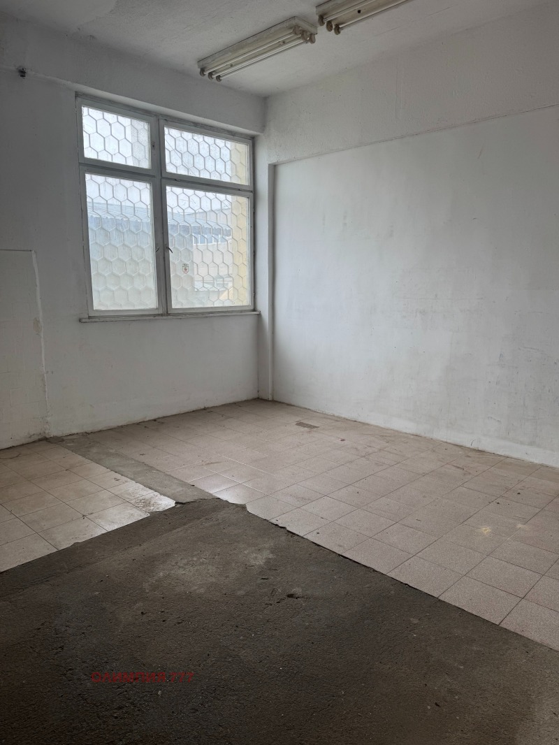 Дава под наем МАГАЗИН, гр. Плевен, Индустриална зона - Изток, снимка 3 - Магазини - 52328615