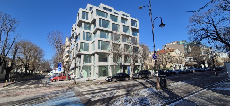 Дава под Наем МАГАЗИН в град Варна, Център - 168 кв.м / 6 000 € » 11 734.98 лв., ФИЛВИК АД ЕИК 202515887